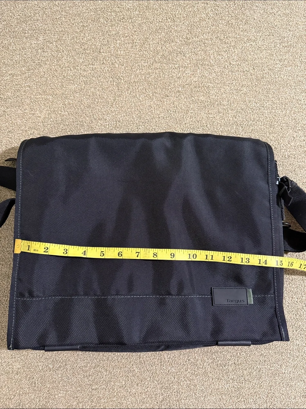 Targus Laptop Bag in Black W/ Shoulder Strap & Handle Magnetic Flaps Padded